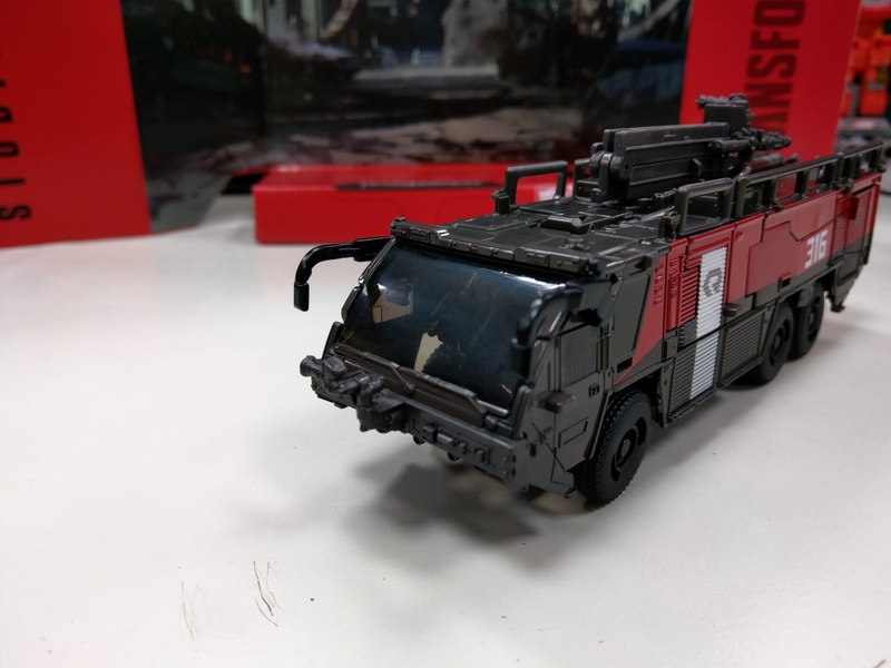 In Hand Image Of Studio Series 61 Sentinel Prime Battle Of Chicago Voyager Figure   (21 of 23)